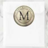 Monogram-Adressenlabel in Brush Gold Metallic Runder Aufkleber (Tasche)
