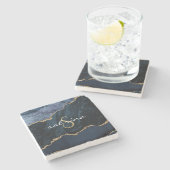 Monogram Agate Geode Navy Blue Gold Steinuntersetzer (Seitenansicht)