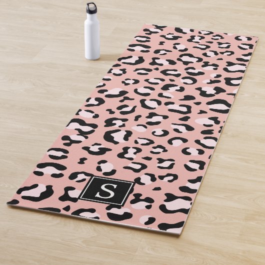 Monogram - Animal Print, Gepunktet Leopard - Pink Yogamatte (Beispiel)