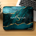 Monogram Aquamarin Blue Gold Agate Geode Laptopschutzhülle<br><div class="desc">Dieses schicke Design zeichnet sich durch ein elegantes Aquarellbild aus aquamarinem blauem Age,  bestickt mit Imitaten vergoldetem Glitzer. Personalisieren Sie es mit Ihrem Monogramm Initial in goldfarbenem dekorativen Schriftart und Ihrem Namen in weißer Handschrift Skript.</div>