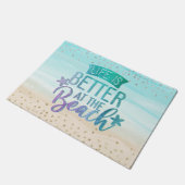 Monogram Aquarell Glitzer Life is Better Beach Fußmatte (Schrägansicht)
