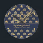 Monogram ART Deco Navy Blue Gold Muscheln Neu Runde Wanduhr<br><div class="desc">Elegantes Hochzeitsgeschenk für Jungvermählte mit ihrem Nachnamen Monogramm als extravaganter Kalligraphiebrief,  ihren Vornamen und dem Heiratsdatum. Das Thema ist marineblau mit einer goldenen Muschel Muster Art Deko Stil.</div>