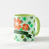 Monogram auf Clover Kleeblatt Pattern auf GREEN Tasse (VorderseiteRechts)