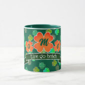 Monogram auf Clover Kleeblatt Pattern auf GREEN Tasse (Zentrum)