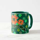 Monogram auf Clover Kleeblatt Pattern auf GREEN Tasse (VorderseiteRechts)