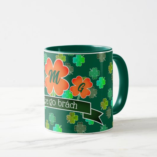 Monogram auf Clover Kleeblatt Pattern auf GREEN Tasse (VorderseiteRechts)