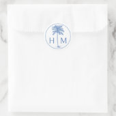 Monogram aus Blue und White Palm Palmetto Tree Runder Aufkleber (Tasche)