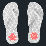 Monogram aus grauem und korallenmarokkanischem Qua Badesandalen<br><div class="desc">Maßgeschneiderte,  bedruckte Flop-Sandalen mit einem stilvollen marokkanischen Quartrefolienmuster und einem eigenen Monogramm oder einem anderen Text in einem Kreisrahmen. Klicken Sie auf Anpassen,  um Schriftart und Farben zu ändern oder eigene Bilder hinzuzufügen,  um ein einzigartiges Design zu erstellen!</div>