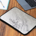 Monogram aus silberem Glitzer ombre Laptopschutzhülle<br><div class="desc">Dieses Design kann in dem Bereich personalisiert werden, der durch das Ändern des Fotos und/oder Textes zur Verfügung gestellt wird. Sie können auch angepasst werden, indem Sie auf Vorlage personalisieren klicken und dann auf die Schaltfläche klicken, um weitere Optionen anzupassen, um die Hintergrundfarbe zu löschen oder zu ändern, Text hinzuzufügen,...</div>