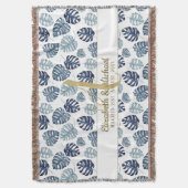 Monogram Azure Blue Tropical Blätter Gold Newlywed Decke (Vorderseite Vertikal)