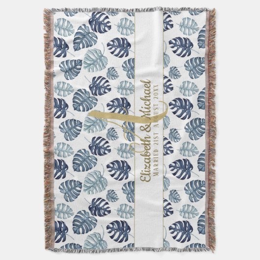 Monogram Azure Blue Tropical Blätter Gold Newlywed Decke (Vorderseite Vertikal)