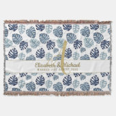 Monogram Azure Blue Tropical Blätter Gold Newlywed Decke (Vorderseite)