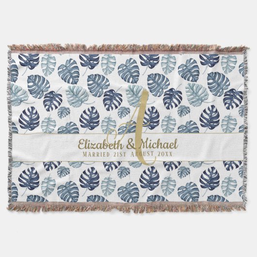 Monogram Azure Blue Tropical Blätter Gold Newlywed Decke (Vorderseite)