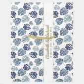 Monogram Azure Blue Tropical Blätter Gold Newlywed Fleecedecke (Vorderseite)
