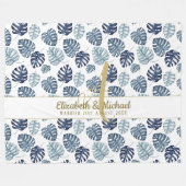 Monogram Azure Blue Tropical Blätter Gold Newlywed Fleecedecke (Vorderseite (Horizontal))