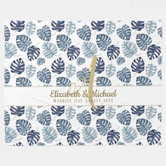 Monogram Azure Blue Tropical Blätter Gold Newlywed Fleecedecke (Vorderseite (Horizontal))