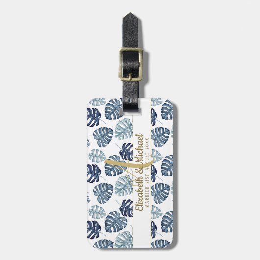 Monogram Azure Blue Tropical Blätter Gold Newlywed Gepäckanhänger (Vorderseite vertikal)