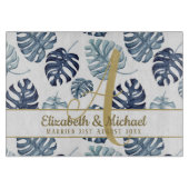 Monogram Azure Blue Tropical Blätter Gold Newlywed Schneidebrett (Vorderseite)