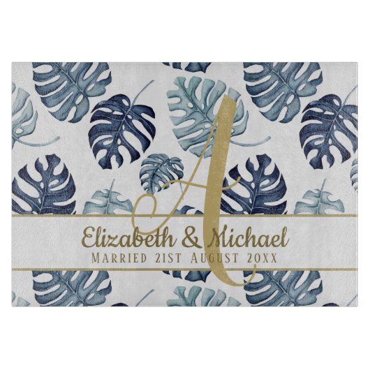 Monogram Azure Blue Tropical Blätter Gold Newlywed Schneidebrett (Vorderseite)