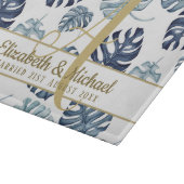 Monogram Azure Blue Tropical Blätter Gold Newlywed Schneidebrett (Ecke)