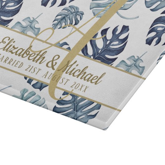 Monogram Azure Blue Tropical Blätter Gold Newlywed Schneidebrett (Ecke)