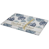 Monogram Azure Blue Tropical Blätter Gold Newlywed Schneidebrett (Ecke)