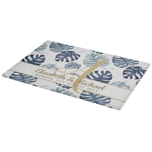 Monogram Azure Blue Tropical Blätter Gold Newlywed Schneidebrett (Ecke)