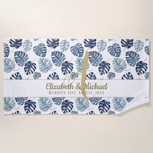Monogram Azure Blue Tropical Blätter Gold Newlywed Strandtuch (Vorderseite)