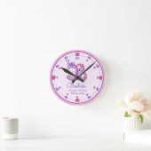 Monogram-B-Herz-Mädchen-Name bedeutet rosa Uhr (Zuhause)