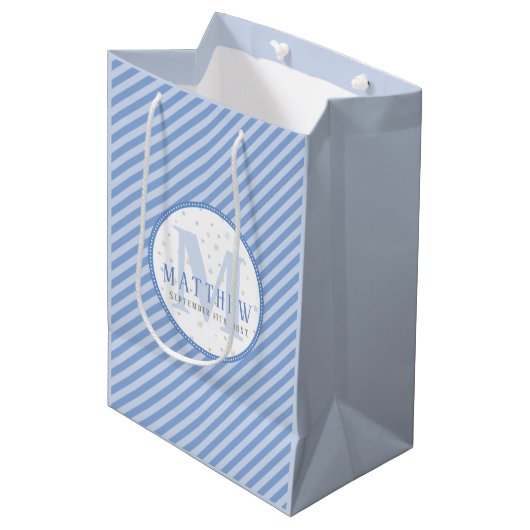 Monogram Baby Boy Blue Medium Geschenkbeutel Mittlere Geschenktüte (Vorderseite Schrägansicht)