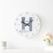 Monogram Baby Initial & Name Nursery Wall Clock Große Wanduhr (Zuhause)