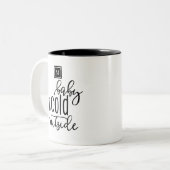 Monogram Baby ist kalt draußen modern Zweifarbige Tasse (Vorderseite Links)