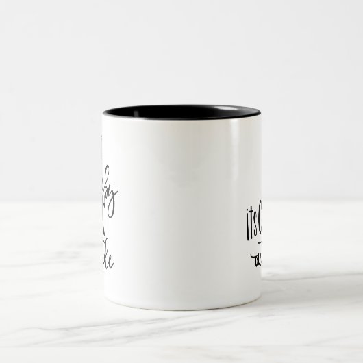 Monogram Baby ist kalt draußen modern Zweifarbige Tasse (Mittel)