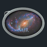 Monogram Barred Spiral Galaxy NGC 1672 Ovale Gürtelschnalle<br><div class="desc">Galaxien, Sterne und Nebulae-Serie Diese NASA Hubble-Weltraumteleskop-Ansicht der nahegelegenen Spiralgalaxie NGC 1672 enthüllt Details in den sternenbildenden Wolken der Galaxie und dunklen Bändern interstellaren Staubs. Eines der auffälligsten Merkmale sind die Staubspuren, die sich vom Kern entfernen und den inneren Rändern der Spiralarme der Galaxie folgen. Bündel heißer, junger blauer Sterne...</div>
