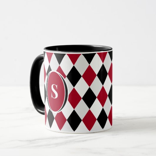 Monogram Black and Red Harlequin Diamond Pattern Tasse (Vorderseite Links)