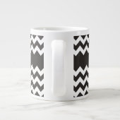 Monogram Black and White Chevrons Jumbo-Tasse (Rückseite)