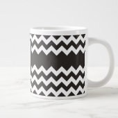 Monogram Black and White Chevrons Jumbo-Tasse (Rechts)