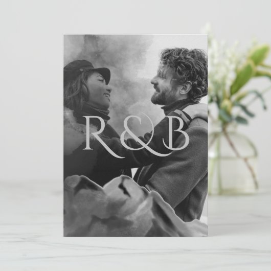 Monogram Black and White Mountains Foto Wedding Einladung (Stehend Vorderseite)