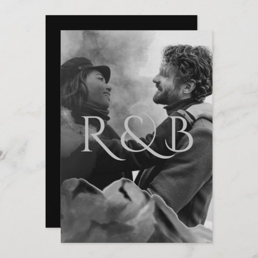 Monogram Black and White Mountains Foto Wedding Einladung (Vorne/Hinten)