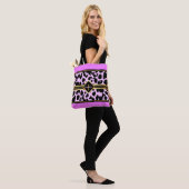 Monogram Black Animal Print Imitate Gold auf PINK Tasche (Am Model)