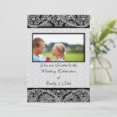 Monogram Black Damask Wedding Invitation Foto Einladung (Stehend Vorderseite)