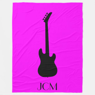 Monogram Black Electric Bass Gitarre auf Pink Fleecedecke