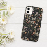 Monogram Black Floral iPhone Gehäuse Case-Mate iPhone Hülle<br><div class="desc">Dieses stilvolle und elegante iPhone-Gehäuse mit wunderschönen handbemalten Wildblumen in Aquarell,  die in einem hübschen Muster angeordnet sind. Finden Sie passende Artikel in der Black Boho Wildblume Wedding Collection.</div>