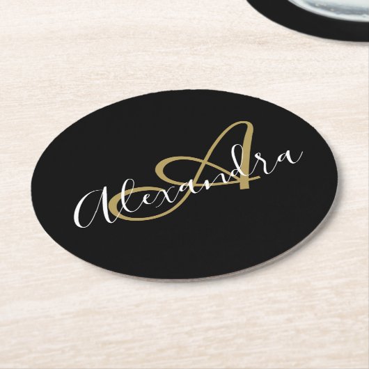 Monogram Black Gold Elegant Script Name Runder Pappuntersetzer (Angewinkelt)