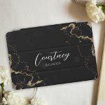 Monogram Black & Gold Marmorkalligrafie Name iPad Mini Hülle<br><div class="desc">Chic monogramm schwarz & goldfarben Hintergrund iPad Mini-Gehäuse mit modernem Kalligraphie-Schriftart für Ihren Namen oder Initialen. Die Tablet-Abdeckung bietet Platz zum Hinzufügen Ihres Namens oder Sie können sogar Ihr Firmenlogo hinzufügen, wenn Sie dieses Tablet-Gehäuse für Ihr Unternehmen verwenden. Dieses elegante iPad-Cover-Design aus Marmor verleiht Ihrem Tablet-Gerät ein besonders berufliches Aussehen....</div>
