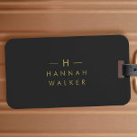 Monogram Black Gold | Modernes Minimalistisches El Gepäckanhänger<br><div class="desc">Ein einfaches,  individuelles Monogramm-Design in einer goldenen,  modernen minimalistischen Typografie auf schwarzem Hintergrund. Die Monogramm-Initialen und der Name können zusammen mit der Feature-Zeile leicht personalisiert werden,  um ein Design so einzigartig wie Sie sind zu machen! Das perfekte Geschenk oder Accessoire für jeden Anlass.</div>