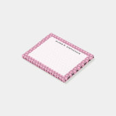Monogram Black Honeycomb on Carnation Pink Post-it Klebezettel (angewinkelt)