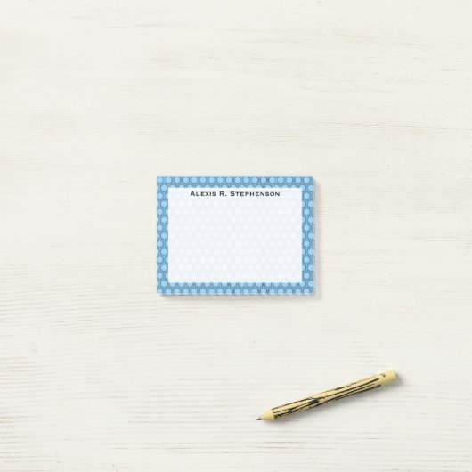 Monogram Black Honeycomb on Sky Blue Post-it Klebezettel (Auf Schreibtisch)
