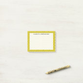 Monogram Black Honeycomb on Yellow Post-it Klebezettel (Auf Schreibtisch)