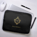 Monogram Black Imitats Gold Elegantes Vintages Wap Laptopschutzhülle<br><div class="desc">Eine elegante Marine und Gold-Design mit dem Monogramm Initial in einem Vintagen Wappen, empfohlen für einen Mann. Das Wappen ist eine goldene Folie aus Imitaten, der Hintergrund ist marineblau. Unter dem Wappen, in kleinen Kappen, ist der Name in goldenen Kappen. Das Vintage Wappen aus einer alten Buchbinderei aus dem Buch...</div>